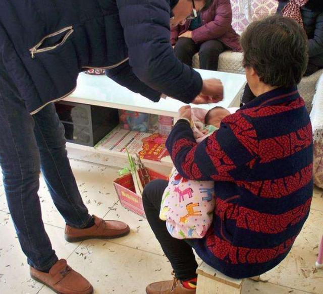 名字|孩子姓“奸”,宝妈想让孩子随母姓,奶奶随口取名全家人拍手叫好