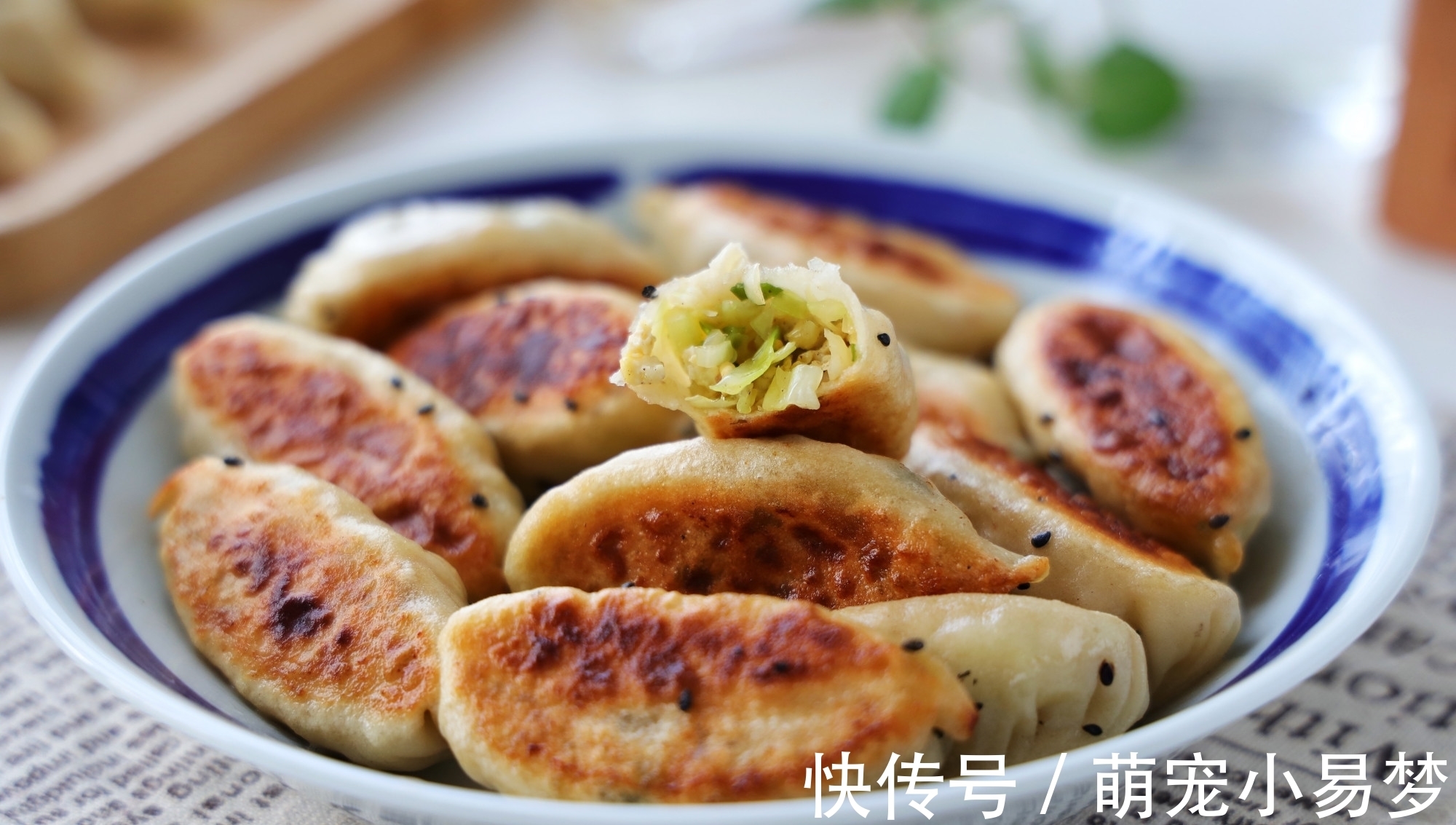 包菜还可以这样吃，皮薄馅大，金黄酥脆，一人吃一盘都不腻，香！