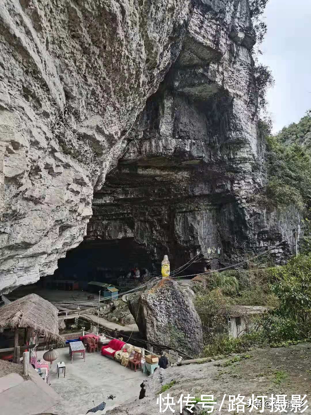 羡慕！贵州老人的“神仙”生活，隐居山洞17年，花500万建桥修路