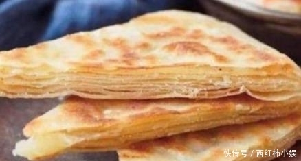 烙饼时,别再用开水和凉水了,用它,香软还出层,放3天也不会硬