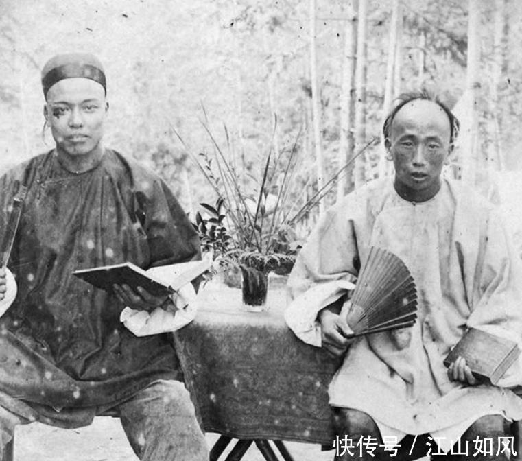 长衫|晚清书生老照片面容憔悴瘦弱,穿长衫文质彬彬!