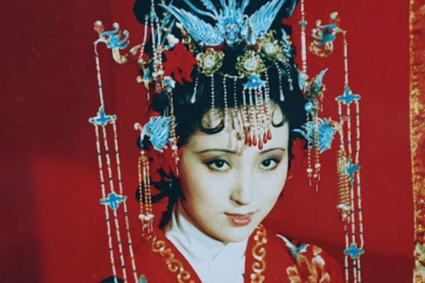 宝钗|秦可卿出身低贱,为何能嫁给国公府嫡孙?未嫁先名玉,细思极恐