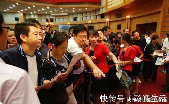 挂牌|楼市进入降温期，为啥还有售楼处“排队买房”？售楼人员透漏答案