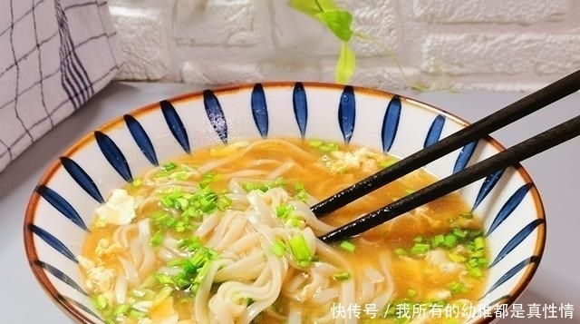 一人在家,煮碗面最省时间,10分钟出锅,又省事又好吃还热乎