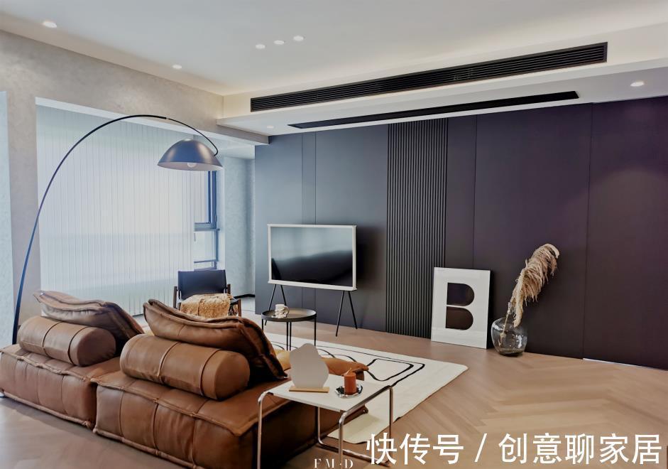 地台|拆掉大白墙,打柜子和地台结合,既是电视隔墙,又是休闲收纳空间