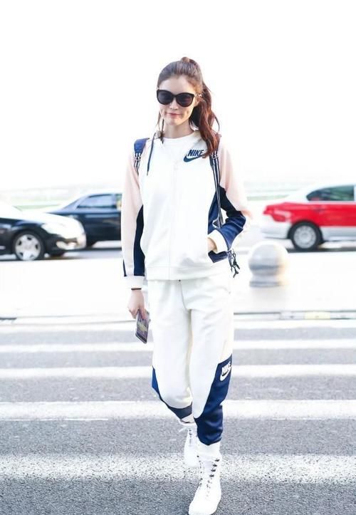 靴子+运动裤=2021最潮穿法，不管年龄多大，配这3种外套穿