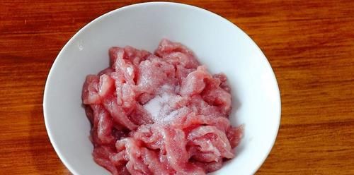 春天吃什么？教你一招，炒出来的猪肉嫩嫩滑滑，一点都不老