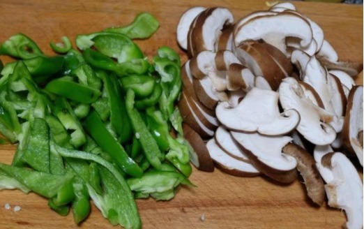 这道家常菜好吃又下饭,不用放盐味儿咸香,做法超简单!