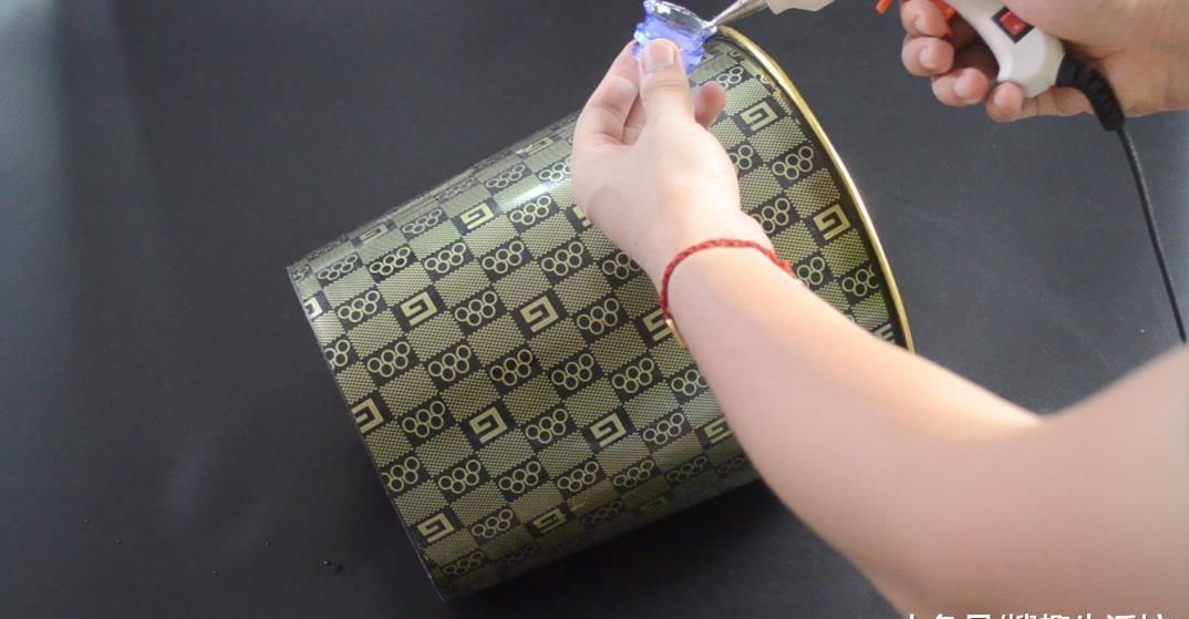 妙用|垃圾桶上粘一个塑料瓶, 一年还能帮家里省不少钱, 可惜知道的人不多