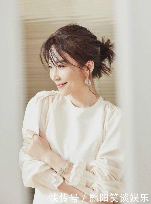发型|女人过了50岁尽量别留长发、烫卷发!推荐明星这些发型,真洋气