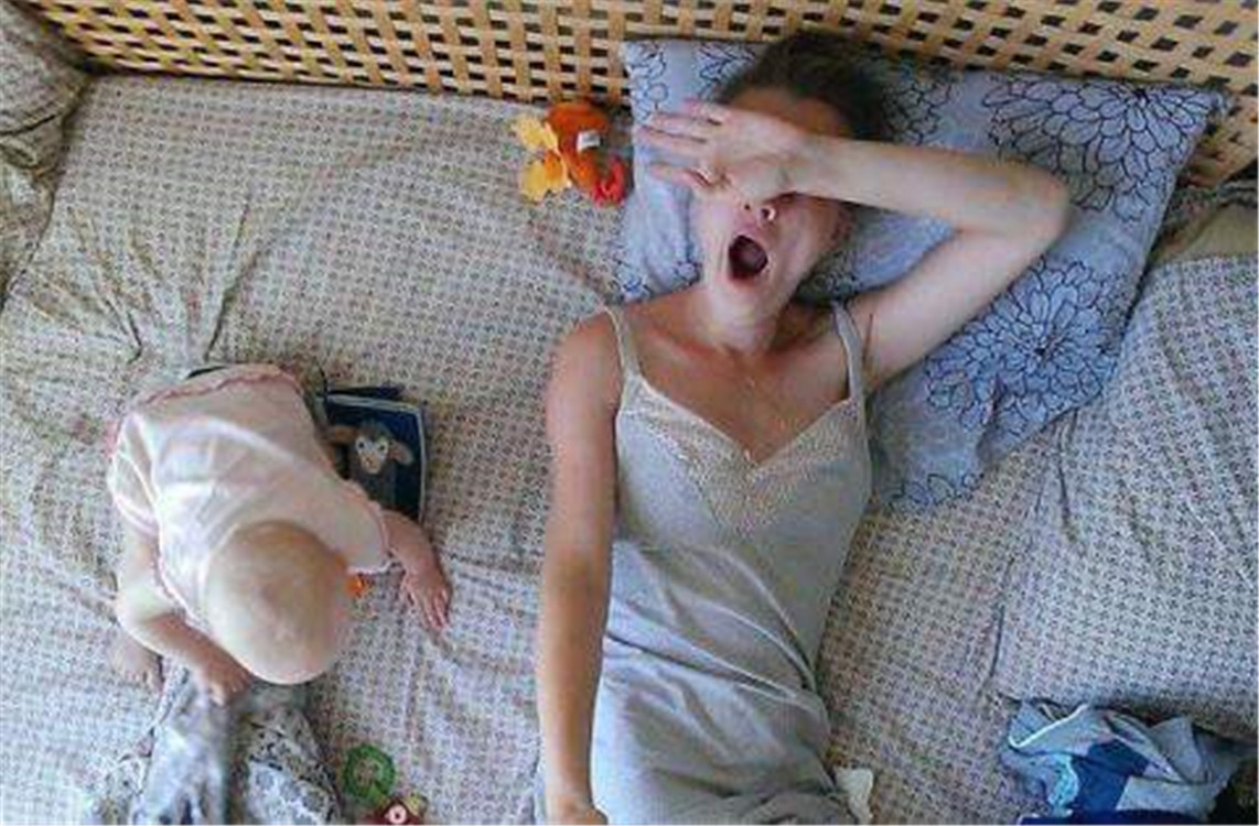 小宝宝独自看电视,宝妈却在一旁呼呼大睡