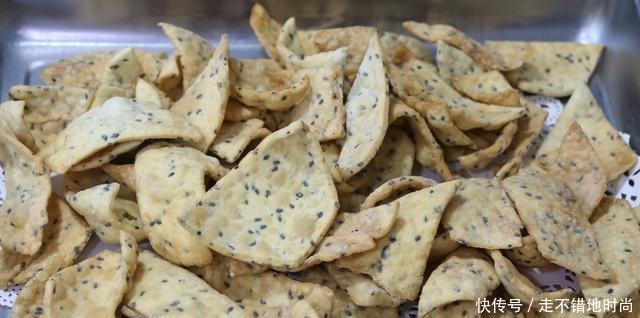 面点师偷偷告诉你,炸麻叶香酥焦脆的秘诀,原来技巧在和面上