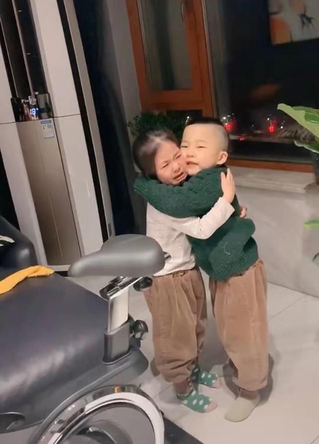 护妹|妹妹被妈妈教训，哥哥实力“护妹”，网友：有一个暖心的哥哥真好