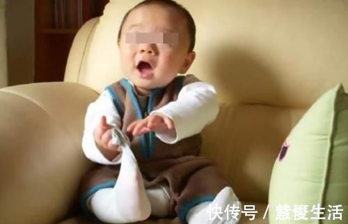 说明娃|宝宝有这2种“烦人”动作,家长先别急纠正,这说明娃大脑发育好