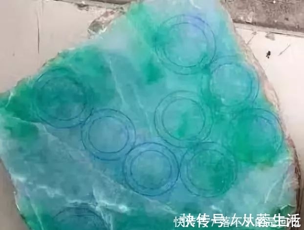 五位数@奇闻:半月没人问的原石,富二代顺手拿下,切开全场不淡定