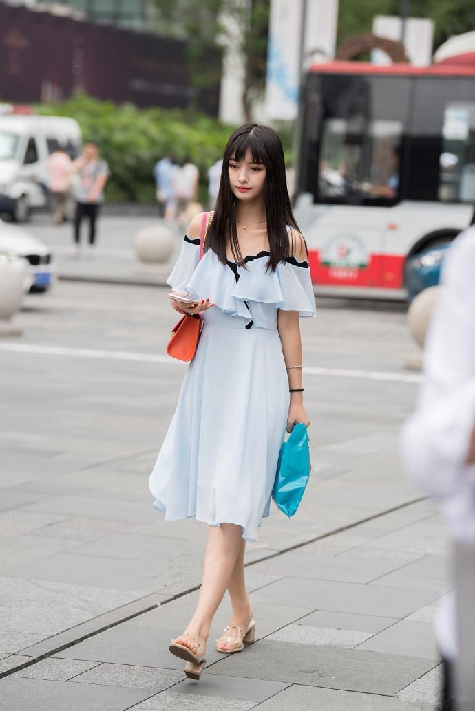 街拍：小姐姐身穿黑色的吊带背心，显得精致又时尚，凸显高雅的气质