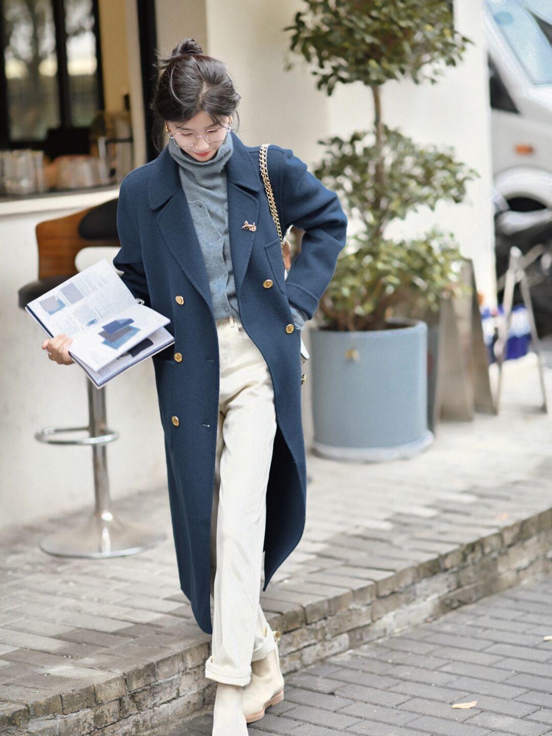 优雅|这个秋天熟女都爱穿“大衣+高领衫”,优雅知性,关键还很保暖