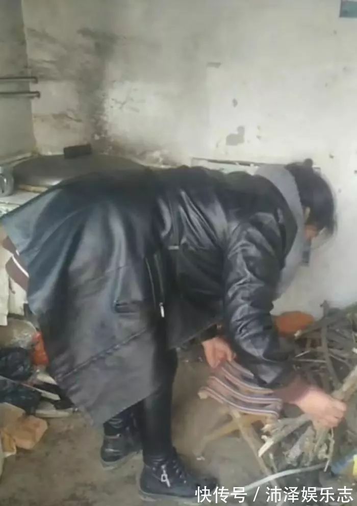 大衣嫂穿皮大衣在厨房烧火做饭,网友过年了厨房里还是乱
