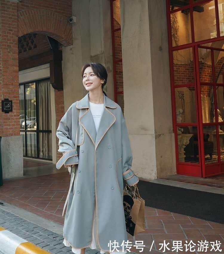 蓝色|雾霾蓝色包边风衣,包了边的风衣才能让这个秋天更显精致