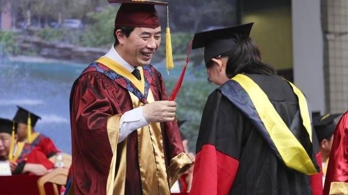 高度|以高远志向领航人生高度 重庆大学2021届毕业典礼举行