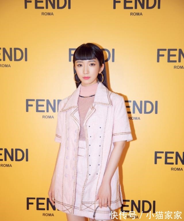 終于等到孟美岐穿“毒液褲”！當(dāng)她站直那刻，這“C位腿”太絕了！