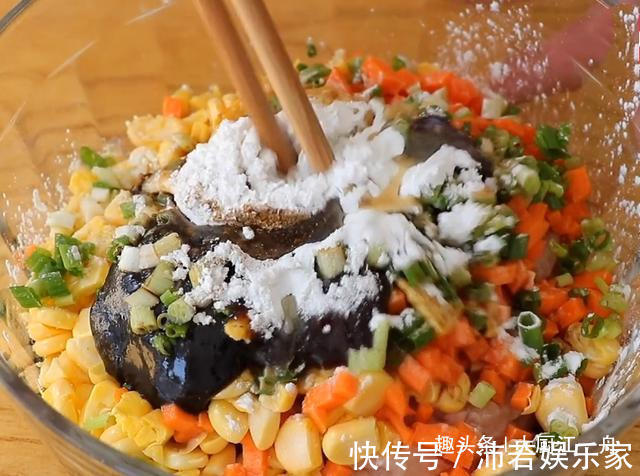 最近蒸包子的这个做法火了,不用醒面,直接上锅蒸,上桌就被抢光