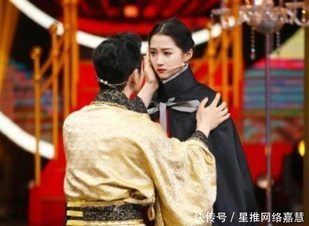 黄晓明|黄晓明一把将关晓彤搂入怀中,谁注意她的手放哪?素质装不出来