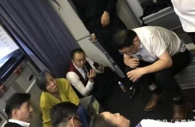 吸尿|医生飞机上用嘴帮老人吸尿后续,央视发文表扬后,再有新料被爆出