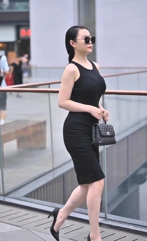 高跟鞋 美女脚上穿上一双尖头的高跟鞋,铆钉的修饰看上去既青春又靓丽