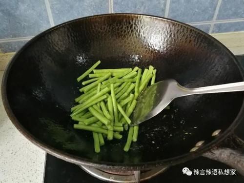  油盐不进的豇豆要怎么炒好吃，配点肉丝、榨菜给它，鲜香又美味