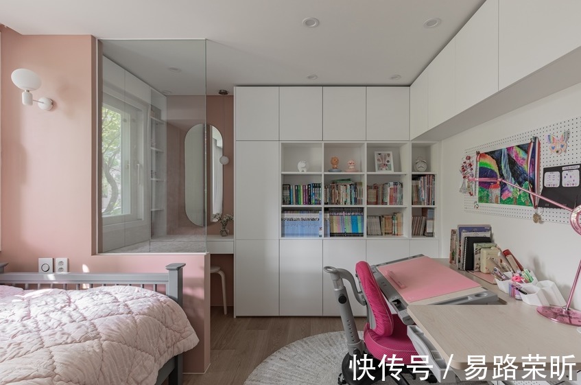 客餐厅|这是一套有30年历史的老公寓了,将空间布局重做调整与规划,打造出三室三厅的格局。