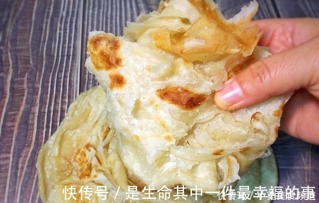 保鲜膜|奶奶用了一辈子的烙饼做法,外酥里软,凉了不硬,比外面卖的好吃