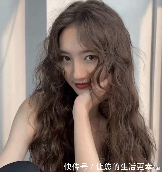 卷发 最近很火的4个发型，剪完立马颜值飞升！最近很火的4个发型，剪完立马颜值飞升！