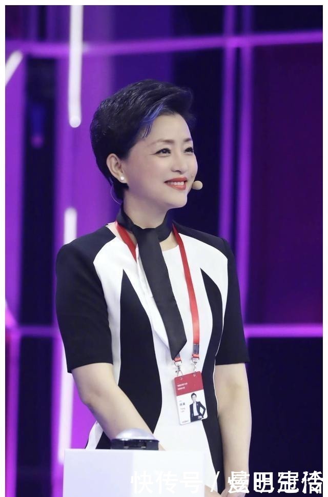 撞色|52岁杨澜保养得真好，黑白撞色连衣裙简约知性，蓝发挑染添俏皮