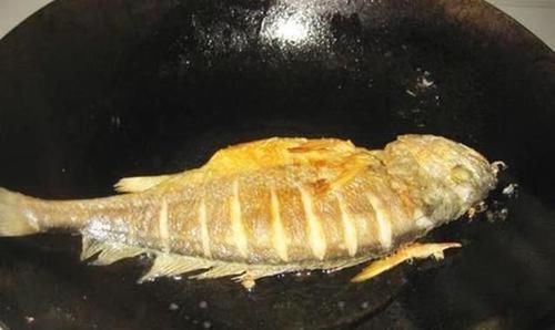 煎鱼时，直接下锅就“废”了，大厨教你3个妙招，鱼皮不破不粘锅