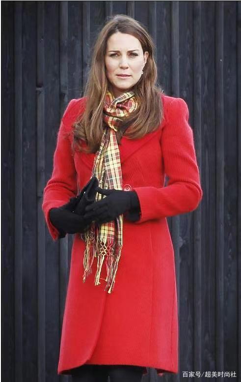 凯特终于变高贵了!一身超长大衣配4千块的包,气质太像“女王”