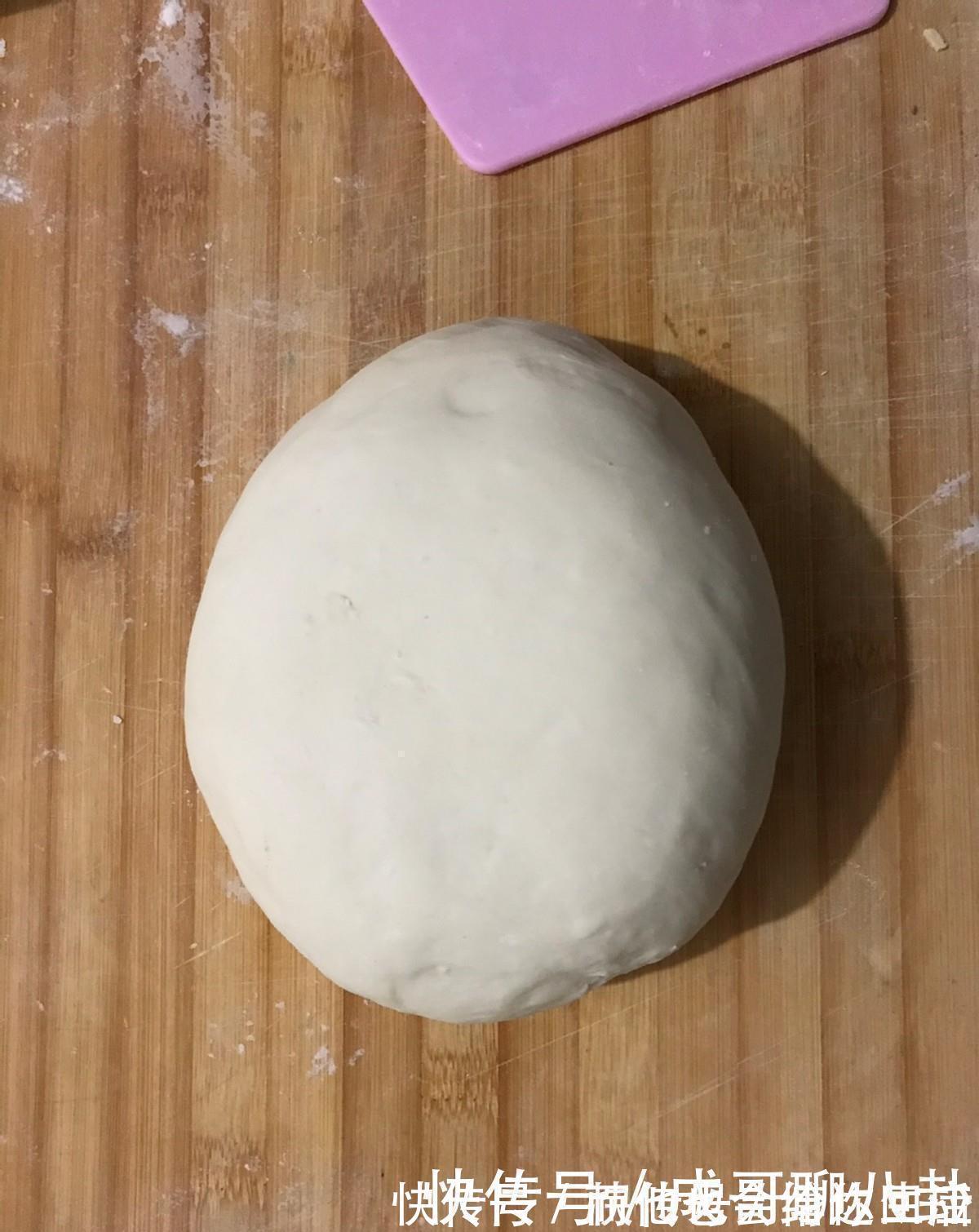 爱吃韭菜盒子的看过来，学会这个做法就够了，个个薄皮大馅真美味