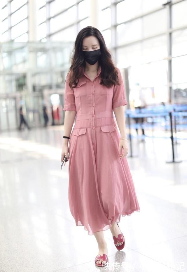 时尚达人|张萌真不把自己当老板娘,穿粉色衬衫裙配拖鞋,穿得有点随性了