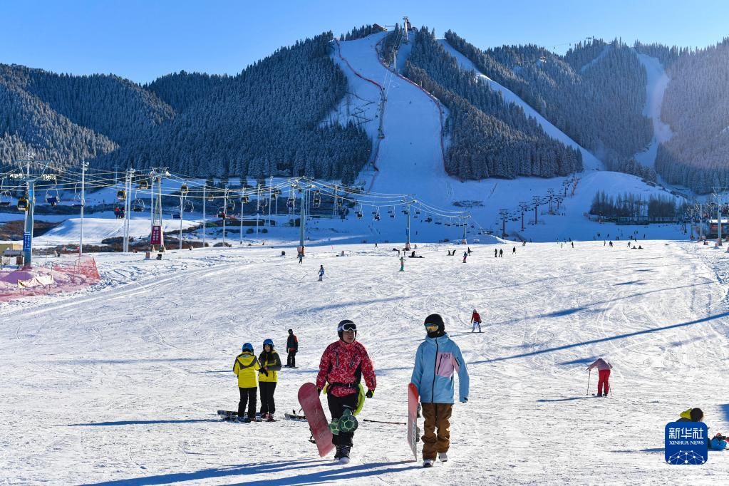 新疆：冰雪旅游点燃寒冬热情