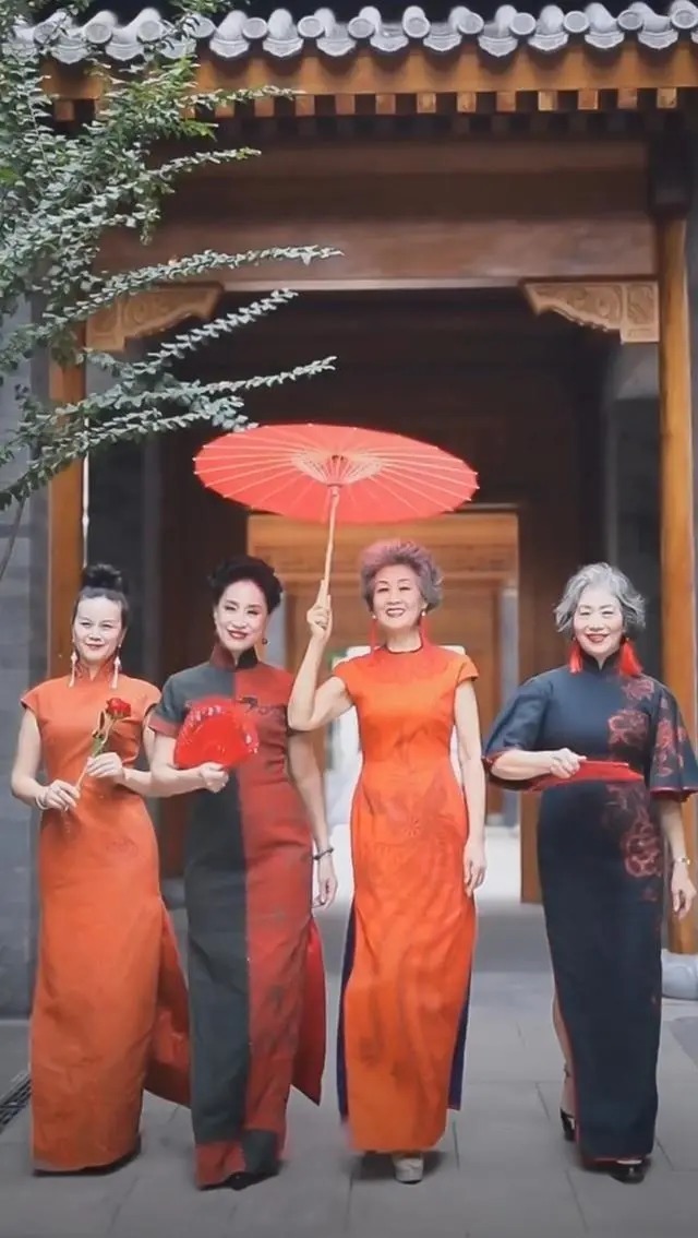 旗袍裙|谁说中国大妈不时髦?这群“时尚奶奶”穿旗袍火到国外,太长脸了