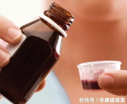 藿香正气水别压在箱底冬天涂在脚心,一次解决2个小“秘密”