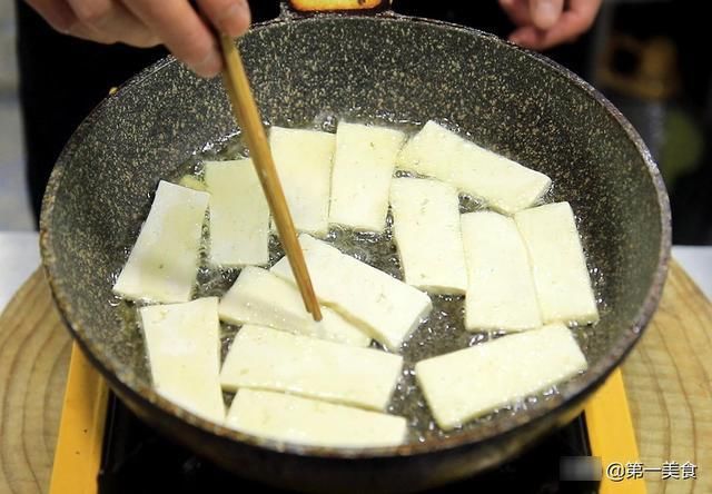 煎豆腐|一块豆腐，两个鸡蛋，厨师长教你做蛋塌豆腐，外焦里嫩，营养丰富