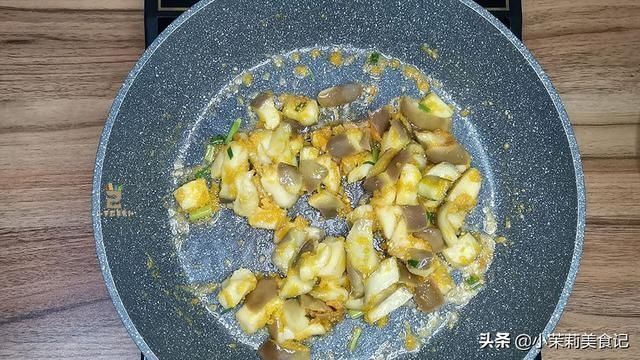 蒸茄子时,万万不可直接蒸,多加一步,茄子雪白不黑,鲜嫩有食欲