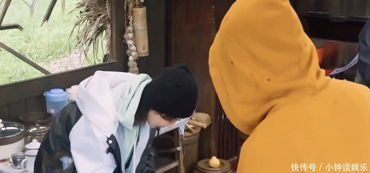 擂茶 杨紫说擂茶难磨,张艺兴拍了她一次背四次手鼓励,还说:我帮你弄