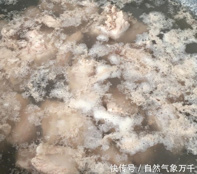 酸豆角烧排骨,香气扑鼻,一点都不油腻!