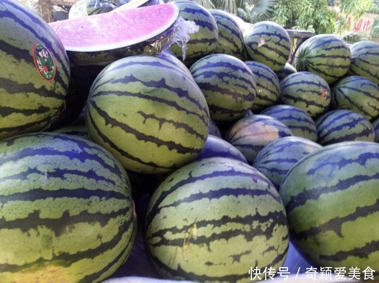  买西瓜分清“公母”，只买“母”瓜，香甜多汁，记住3点不会买错