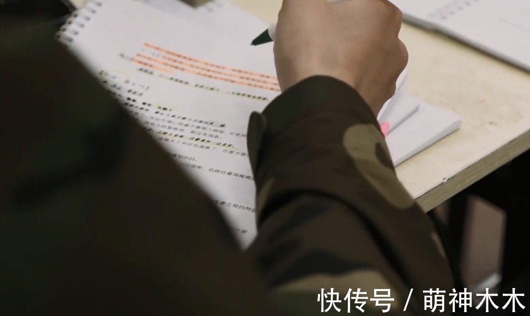 肖战|《如梦之梦》排练花絮曝光，肖战热心为同事拍背，认真学抱娃姿势