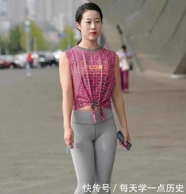 装扮 青春朝气的打底裤装扮更显别样的韵味,显得性感动人,热情洋溢!