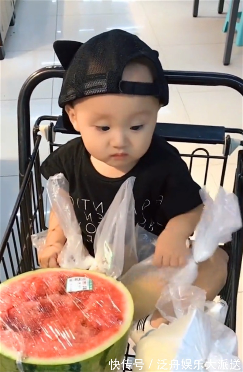 西瓜|把宝宝和西瓜放在推车上面,可是宝宝接下来的动作,网友笑不停