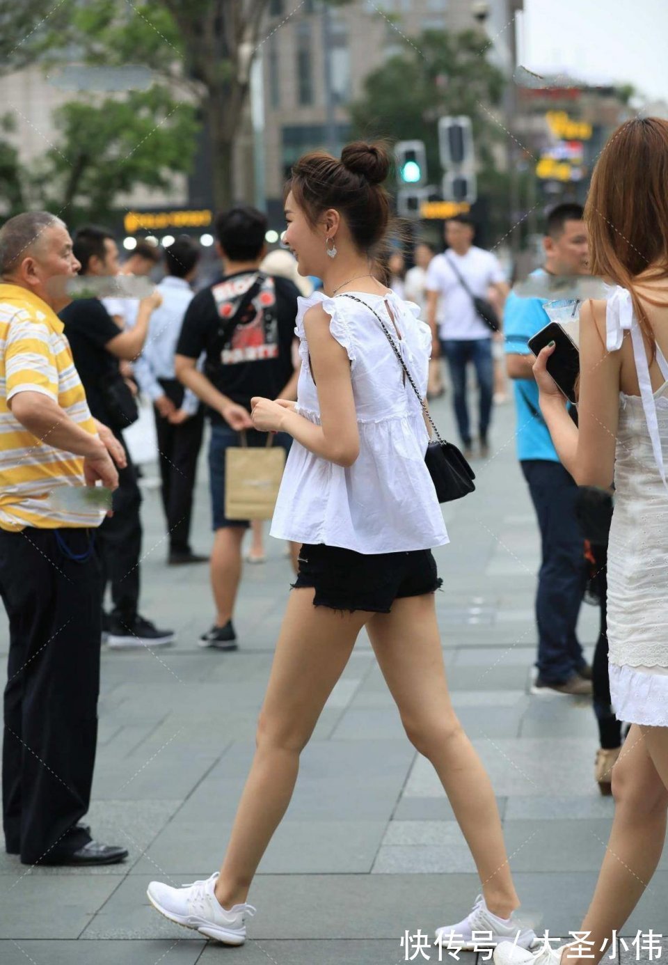 风格|美女街拍:非常美丽的北方姐姐,不仅显气质还特显优雅大方,舒适的简约风格